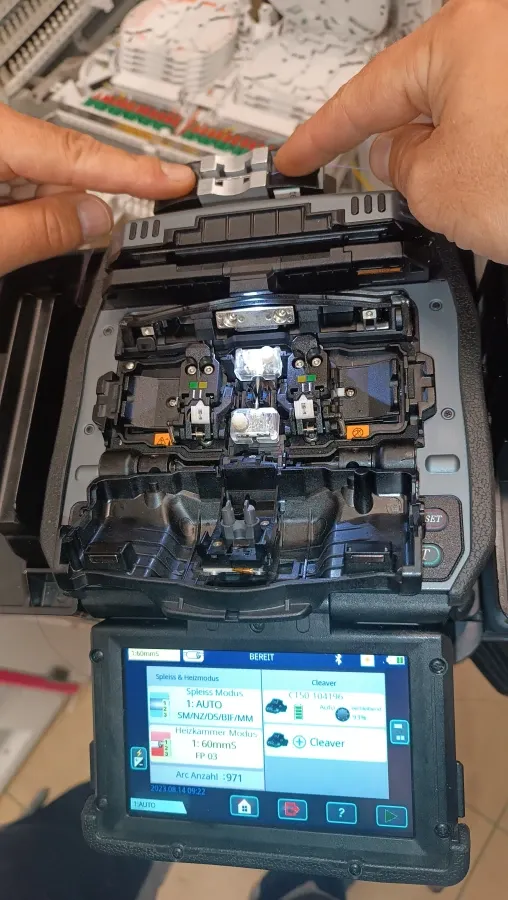 Glasfaser-Spleißarbeit bei DK Tiefbau am mobilen Spleißplatz